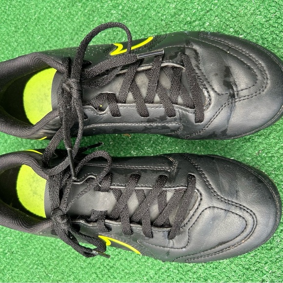 Black soccer Shoes 👞 - Picture 1 of 5